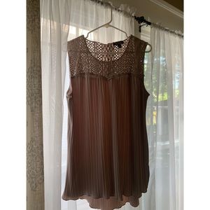 Pleated float top/Lace&button detailing💕